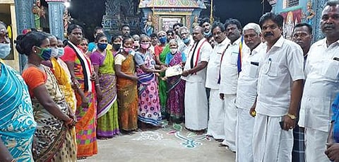 பரங்கிப்பேட்டை பேரூராட்சி பகுதியில் அதிமுக வேட்பாளர் கே.ஏ.பாண்டியன் எம்எல்ஏ வாக்கு சேகரித்தார்.