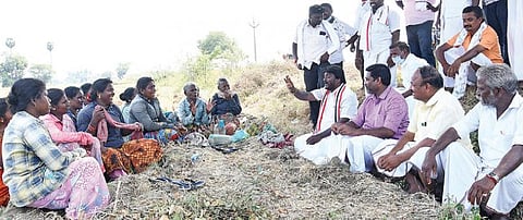 100 நாள் வேலைத்திட்டத்தின் கீழ் பணியாற்றும் பெண்களிடையே வாக்கு சேகரிக்கும் காட்டுமன்னார்கோவில் தொகுதி அதிமுக வேட்பாளர் முருகுமாறன்.