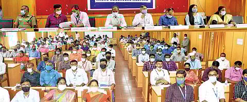 விழுப்புரத்தில் சட்டமன்ற பொதுத்தேர்தல்  நுண் பார்வையாளர்களுக்கான ஆலோசனைக் கூட்டம் மாவட்ட தேர்தல் அலுவலர் அண்ணாதுரை தலைமையில் நடைபெற்றது.