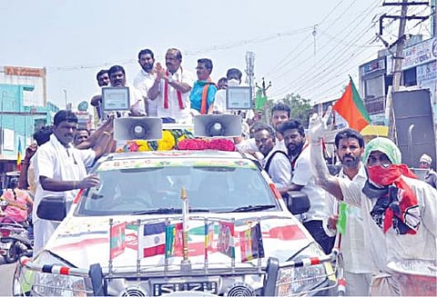 திருவள்ளூர் நகரில் குதிரை வண்டியில் பயணம் செய்து, பொதுமக்களிடம் வாக்கு சேகரித்த திமுக வேட்பாளர் வி.ஜி.ராஜேந்திரன்.