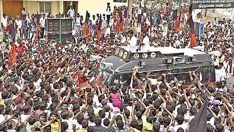 சேலம் மாவட்டம் எடப்பாடி பேருந்து நிலையம் அருகே நேற்று நடந்த தேர்தல் பிரச்சாரத்தில், திமுக வேட்பாளர் சம்பத்குமாரை ஆதரித்து. கட்சியின் இளைஞரணி செயலாளர் உதயநிதி ஸ்டாலின் பேசினார்.	  	 படம்:எஸ். குரு பிரசாத்
