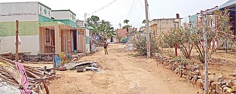 சாலை வசதியின்மை காரணமாக போதைமலையில் இருந்து வெளியேறிய மலைக்கிராம மக்கள் மலையடிவாரத்தில் உள்ள முனியப்பம்பாளையம் பகுதியில் வசிக்கின்றனர்.