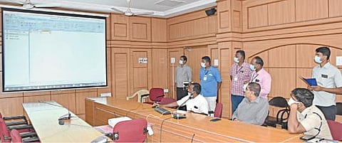 நாமக்கல் மாவட்டத்தில் உள்ள வாக்குச்சாவடி மையங்களில் பாதுகாப்பு பணியில் ஈடுபடும் காவல் துறையினரை மாவட்ட ஆட்சியர் கா.மெகராஜ் கணினி மூலம் குலுக்கல் முறையில் தேர்வு செய்தார்.