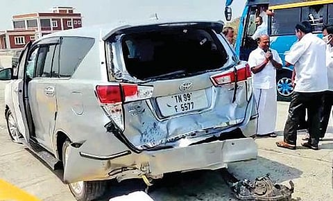 சாலை விபத்தில்  -  சட்டப்பேரவைத் தலைவர், அமைச்சரின் வாகனம் சேதம் :