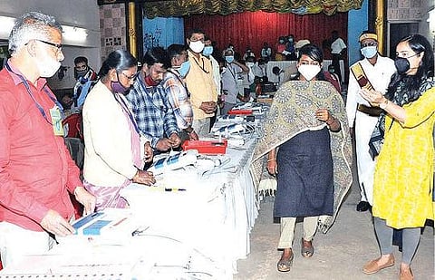 3 சட்டப்பேரவைத் தொகுதிகளுக்கான வாக்குப்பதிவு இயந்திரங்களில் -  வேட்பாளர் பெயர், சின்னம் பொருத்தும் பணி தொடக்கம் :