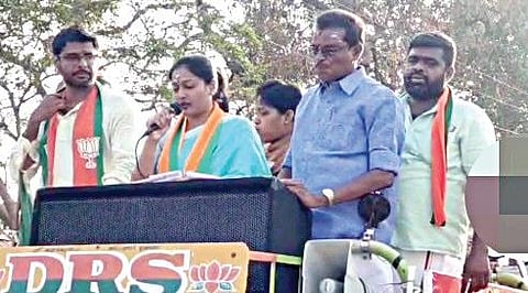 பாஜக வேட்பாளர் ஹெச்.ராஜாவுக்கு ஆதரவு தெரிவித்து காரைக்குடி கணேசபுரத்தில் பேசினார் காயத்ரி ரகுராம்.