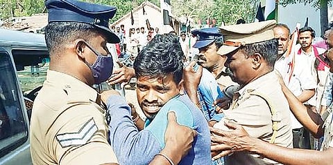 ஆம்பூர் அருகே நேற்று திமுக வேட்பாளர்களிடம் வாக்குவாதத்தில் ஈடுபட்ட பாமகவினரை கைது செய்த காவல் துறையினர்.