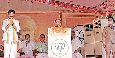 விருதுநகரில் நேற்று மாலை நடைபெற்ற பாஜக பிரச்சாரக் கூட்டத்தில் பேசுகிறார் உத்தரப்பிரதேச முதல்வர் யோகி ஆதித்யநாத்.