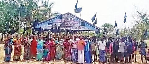 நரசிங்கனூர், பூரிகுடிசை கிராமங்களில் போலீஸாரை கண்டித்து கருப்புக் கொடியேற்றி போராட்டத்தில் ஈடுபட்ட பனைமர தொழிலாளர்கள்.