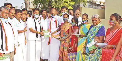 ஈரோடு மேற்கு தொகுதி அதிமுக வேட்பாளர் கே.வி.ராமலிங்கம், பெரியசேமூர், ஆண்டிக்காடு பகுதிகளில் வாக்கு சேகரிப்பில் ஈடுபட்டார்.