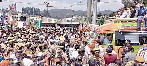 உதகை ஏடிசி பகுதியில் பாஜக வேட்பாளர் போஜராஜனை ஆதரித்து பிரச்சாரம் மேற்கொண்ட பாதுகாப்புத் துறை அமைச்சர் ராஜ்நாத்சிங். படம்: ஆர்.டி.சிவசங்கர்.