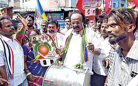 தண்டோரா போட்டு வாக்கு சேகரித்த பாமக வேட்பாளர்