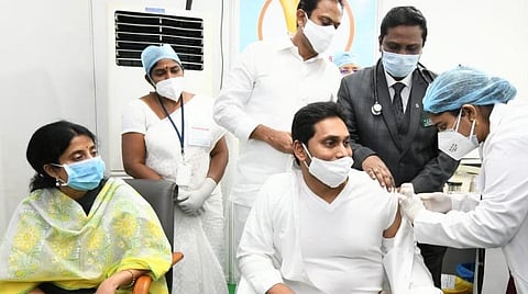 கரோனா தடுப்பூசி செலுத்திக்கொண்ட ஆந்திர முதல்வர் ஜெகன் மோகன் ரெட்டி மற்றும் அவரது மனைவி