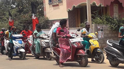 அதிமுக தேர்தல் பிரச்சாரம்: அம்மா இருசக்கர வாகனப் பயனாளிகள் வாக்குச் சேகரிப்பு