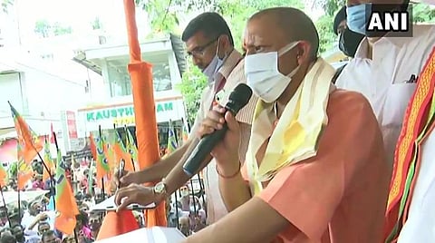 ஹரிபாட் தொகுதியில் உ.பி. முதல்வர் யோகி ஆதித்யநாத் தேர்தல் பிரச்சாரத்தில் இன்று ஈடுபட்ட காட்சி: படம் | ஏஎன்ஐ.