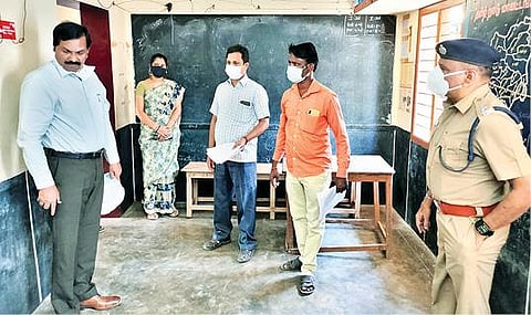 ராணிப்பேட்டை மாவட்டத்தில் பதற்றமான வாக்குச்சாவடியில் நேற்று ஆய்வு செய்த மாவட்ட ஆட்சியர் கிளாட்ஸ்டன் புஷ்பராஜ்.