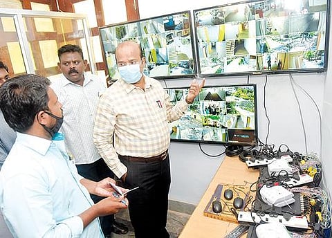 வேலூர், அணைக்கட்டு சட்டப்பேரவை தொகுதி வாக்கு எண்ணும் மையம் அமைக்கப்பட்டுள்ள வேலூர் தந்தை பெரியார் பொறியியல் கல்லூரியில் கேமரா கட்டுப்பாட்டு அறையை பார்வையிட்ட மாவட்ட ஆட்சியர் சண்முகசுந்தரம். படம்: வி.எம்.மணிநாதன்.