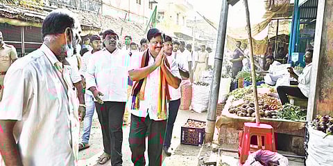 தி.மலை ஜோதி மார்க்கெட் பகுதியில் வியாபாரிகளிடம் வாக்கு சேகரித்த பாஜக வேட்பாளர் தணிகைவேல்.