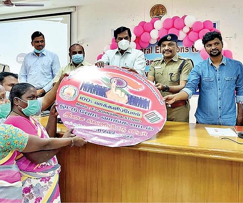 ராணிப்பேட்டை மாவட்ட ஆட்சியர் அலுவலகத்தில் தேர்தல் தொடர்பான விழிப்புணர்வு குறும்படத்தை வெளியிட்ட மாவட்ட ஆட்சியர் கிளாட்ஸ்டன் புஷ்பராஜ். அருகில் எஸ்.பி., சிவக்குமார், டிஆர்ஓ ஜெயச்சந்திரன் உள்ளிட்டோர்.