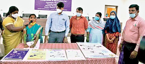 தி.மலை மாவட்ட ஆட்சியர் சந்தீப் நந்தூரி முன்னிலையில் பிரெய்லி எழுத்துக்கள் பொறிக்கப்பட்ட சிறப்பு போஸ்டரில் அச்சிடப்பட்டுள்ள விவரங்களை படித்த பார்வையற்ற பெண்.