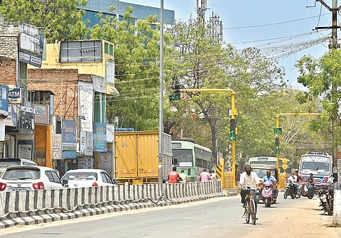 தூத்துக்குடியில் தினமும் கடுமையான போக்குவரத்து நெருக்கடியை சந்திக்கும் விவிடி சந்திப்பு. 							            படம்: என்.ராஜேஷ்
