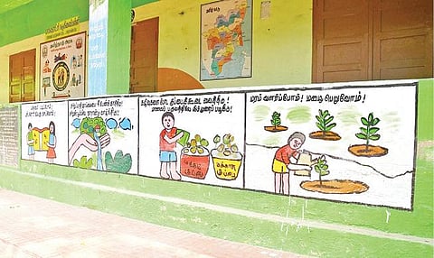 கிராமங்களில் அரசு பள்ளிகள் பலவும் பெற்றோர் ஆசிரியர் கழக உதவியால் வண்ண ஓவியங்களைக் கொண்டு அழகுபடுத்தப்பட்டுள்ளன. வாக்குப்பதிவு அலுவலர்கள், தேர்தல் தொடர்பான சுவரொட்டிகளை இவற்றின் மீது ஒட்டாமல், தனியாக பலகையில் ஒட்ட வேண்டும். படம்: மு.லெட்சுமி அருண்.