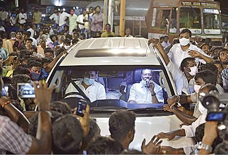 சேலம் மேற்கு தொகுதி பாமக வேட்பாளர் அருளை ஆதரித்து, சூரமங்கலத்தை அடுத்த புதுரோடு பகுதியில் காரில் அமர்ந்தபடி பிரச்சாரத்தில் ஈடுபட்ட பாமக நிறுவனர் ராமதாஸ்.