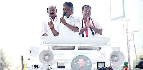 அதிமுக வேட்பாளர் கோபாலகிருஷ்ணனை ஆதரித்து அய்யர் பங்களாவில் பிரச்சாரம் செய்த துணை முதல்வர் ஓ.பன்னீர்செல்வம். அருகில் ராஜன் செல்லப்பா.படம்: எஸ்.கிருஷ்ணமூர்த்தி