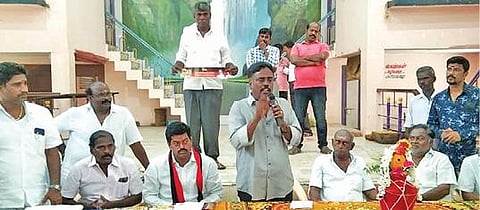 விழுப்புரத்தில் திமுக வேட்பாளர் லட்சுமணன் பங்கேற்ற நிகழ்ச்சியில் முன்னாள் நகர்மன்ற தலைவர் ஜனகராஜ் பேசுகிறார்.