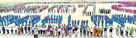 கடலூர் அண்ணா விளையாட்டரங்கில்  மகளிர் சுயஉதவிக்குழுவினர் உள்ளிட்டோர் 100 சதவீதம்   வடிவமைப்பில்  வாக்களிக்க விழிப்புணர்வு ஏற்படுத்தினர்.