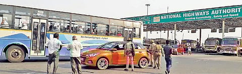 உளுந்தூர்பேட்டை அருகே சுங்கச் சாவடி அருகே வாகனத் தணிக்கையில் ஈடுபட்ட உளுந்தூர்பேட்டை தேர்தல் பறக்கும் படை குழுவினர்.  படம். ந.முருகவேல்