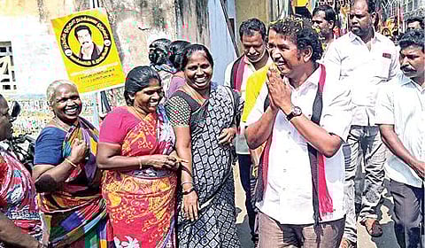 ஆர்.கே.நகர் தொகுதியில் வெற்றி யாருக்கு? - அதிமுக, திமுக கட்சிகளுக்கிடையே கடும் போட்டி