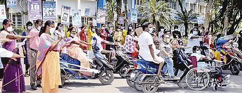 தேர்தலில் வாக்களிக்க வலியுறுத்தி நடைபெற்ற மாற்றுத் திறனாளிகளின் இருசக்கர வாகன பேரணியை தொடங்கி வைக்கிறார் மாவட்ட ஆட்சியர் மகேஸ்வரி.