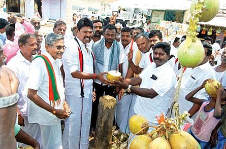 25 ஆண்டுகளுக்குப் பிறகு நேரடி மோதல்: திருத்தணியில் வெல்லப் போவது திமுகவா, அதிமுகவா?