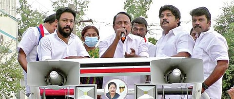 கோபி தொகுதி அதிமுக வேட்பாளர் அமைச்சர் கே.ஏ.செங்கோட்டையன் கோபி நகராட்சிப் பகுதியில் நேற்று பிரச்சாரம் மேற்கொண்டார்.