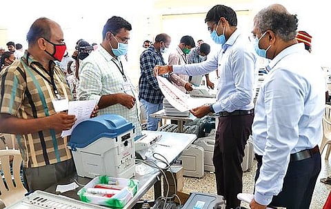 திருப்பூர் மாவட்ட சட்டப்பேரவைத் தொகுதிகளுக்கான  -  மின்னணு இயந்திரங்கள் தயார் செய்யும் பணி தீவிரம் :