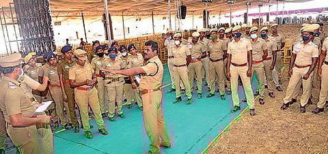 பிரதமர் வருகையை முன்னிட்டு மதுரை பாண்டி கோயில் அம்மா திடலில் பாதுகாப்பு ஏற்பாடுகளில் ஈடுபடும் போலீஸார். படம்: எஸ்.கிருஷ்ணமூர்த்தி