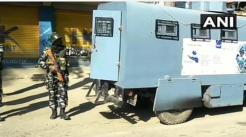 தோபி மொஹல்லா பகுதியில் என்கவுன்ட்டர் நடந்த இடத்தில் ராணுவத்தினர் பாதுகாப்பில் ஈடுபட்ட காட்சி : படம் ஏஎன்ஐ