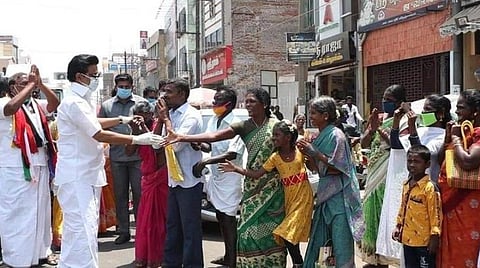 ஸ்டாலினுக்கு ஆர்வத்துடன் கைகொடுக்கும் பொதுமக்கள்.