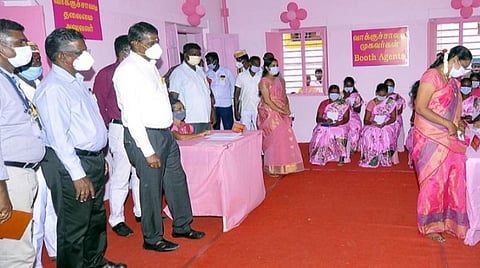 விருதுநகர் அருகே ஆமத்தூரில் இளஞ்சிவப்பு நிறத்தில் மகளிர் மாதிரி வாக்குச்சாவடி மையம் அமைப்பு