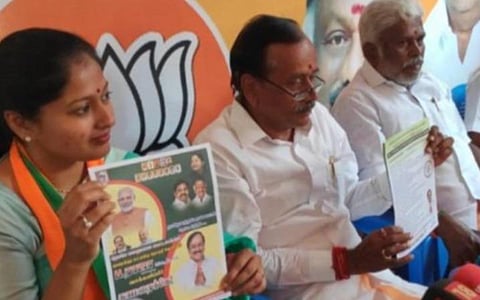 இருப்பதை இல்லாதது மாதிரியும், இல்லாததை இருப்பது போலவும் வெளியிடப்பட்ட பாஜக தேர்தல் அறிக்கை: காரைக்குடி வாக்காளர்கள் குழப்பம்