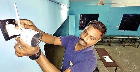 சட்டப்பேரவை தேர்தலையொட்டி, வேலூர் அடுத்த அலமேலுமங்காபுரம் பகுதியில் உள்ள அரசு ஆதிதிராவிடர் நல மேல்நிலைப்பள்ளி வாக்குச்சாவடி மையத்தில் சிசிடிவி கேமரா பொருத்தும் பணி நேற்று நடைபெற்றது.படம்: வி.எம்.மணிநாதன்.