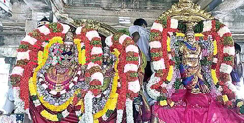 திருவண்ணாமலை தாமரை குளத்தில் நடைபெற்ற பாலிகை விடுதல் நிகழ்ச்சியையொட்டி சிறப்பு அலங்காரத்தில் எழுந்தருளிய உற்சவ மூர்த்திகள்.