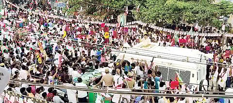 திருச்செந்தூர் தொகுதி அமமுக வேட்பாளர் வடமலை பாண்டியனை ஆதரித்து அக்கட்சியின் பொதுச்செயலாளர் டிடிவி தினகரன் பிரச்சாரம் செய்தார்.