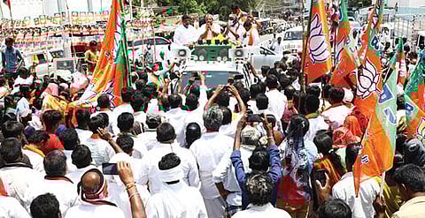 சூளகிரியில் அதிமுக வேட்பாளர் கே.பி.முனுசாமியை ஆதரித்து கர்நாடக நகர்ப்புற வளர்ச்சித்துறை அமைச்சர் பைரத்தி பசவராஜ் பிரச்சாரம் மேற்கொண்டார்.