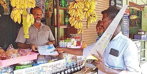 சிவகங்கை காந்தி வீதியில் ரம்பத்துடன் வாக்குச் சேகரித்த சுயேச்சை வேட்பாளரை ‘கிலி'யுடன் பார்க்கும் கடைக்காரர்.