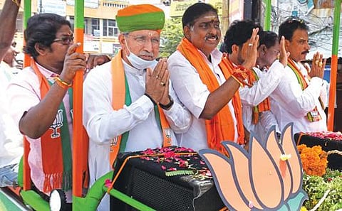 புதுச்சேரி பாஜக சார்பில் போட்டியிடும் வேட்பாளர்களை ஆதரித்து மத்திய அமைச்சர் அர்ஜூன் ராம் மெக்வால், முன்னாள் அமைச்சர் நமச்சிவாயம் ஆகியோர் வாகன பிரச்சாரத்தில் ஈடுபட்டனர். படம்: எம்.சாம்ராஜ்