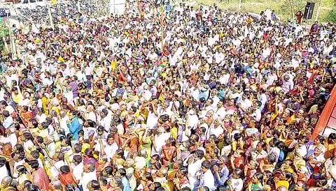 செஞ்சி சங்கராபரணி ஆற்றங்கரையில் உள்ள கோதண்டராமர் கோயில் கும்பாபிஷேகத்தில் பங்கேற்றோர்.