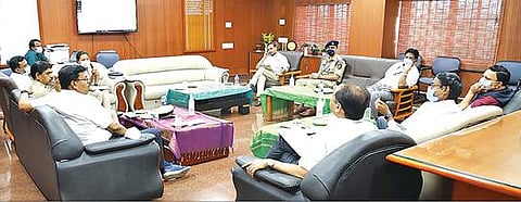 நீலகிரி மாவட்டம், திருப்பூர் மாநகர், ஊரக வாக்குச்சாவடிகளில் பணிபுரியும்  -  நுண்பார்வையாளர், போலீஸாருக்கு கணினி மூலம் பணி ஒதுக்கீடு  :