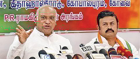 கோவையில் நேற்று செய்தியாளர்களிடம் பேசிய காங்கிரஸ் மூத்த தலைவர் மல்லிகார்ஜூன கார்கே. அருகில் கோவை தெற்கு தொகுதி காங்கிரஸ் வேட்பாளர் மயூரா எஸ்.ஜெயக்குமார்.  படம்: ஜெ.மனோகரன்